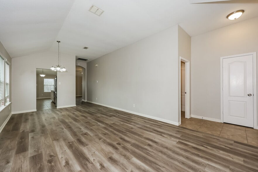 Building Photo - 6711 Waterlilly Dr