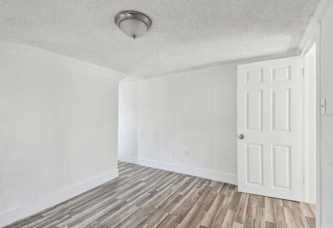 Building Photo - Housing Voucher Accepted: Charming 4-Bedroom Home in Saint Petersburg