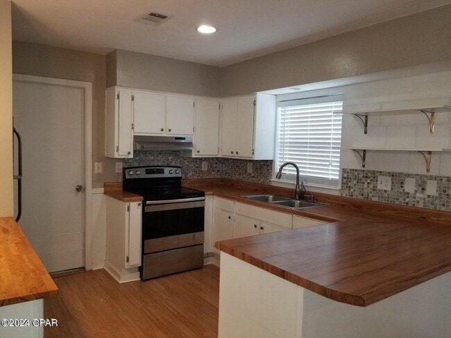 Building Photo - 202 Castile Cir