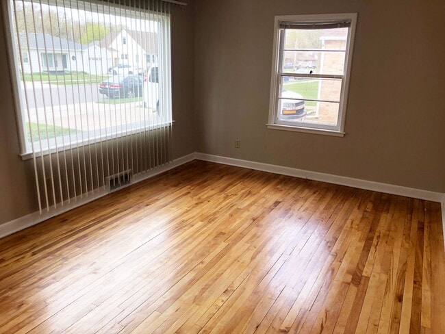 Building Photo - 2 BR Ranch Style Home with Fenced-in Back Yard & 1-Car Detached Garage