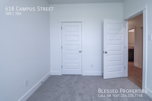 Building Photo - 618 Campus St