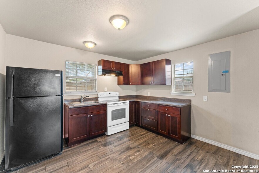 Building Photo - 315 Pool Dr