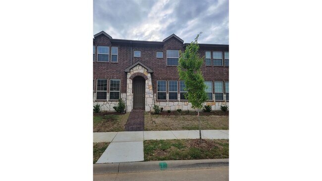 Building Photo - 3333 Solana Cir