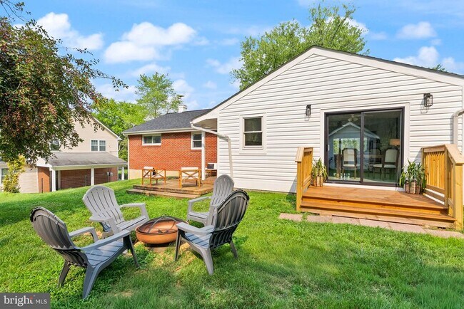 Building Photo - 6206 Hillview Ave