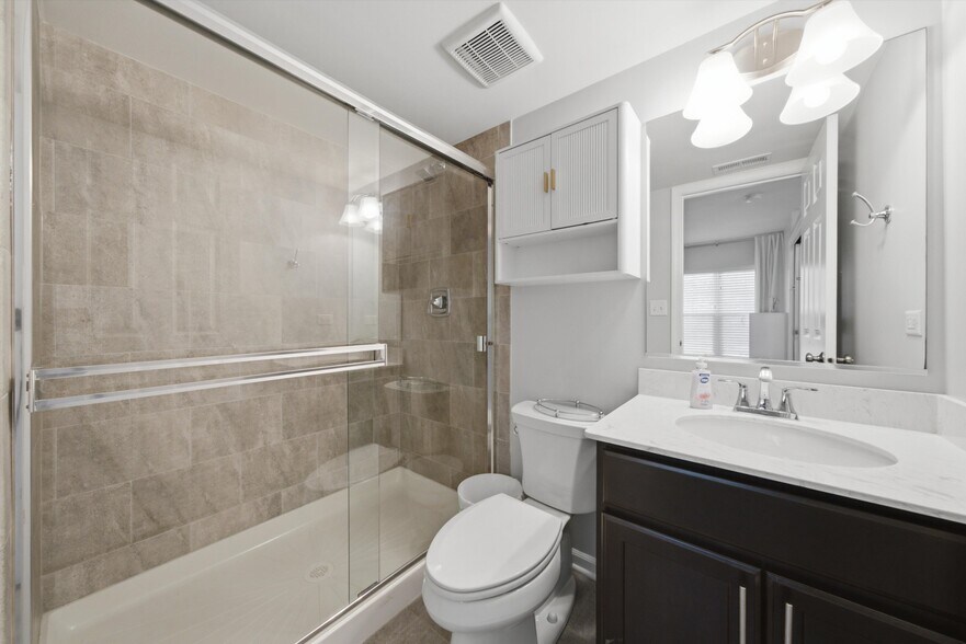 Building Photo - 130 Waterbury Cir