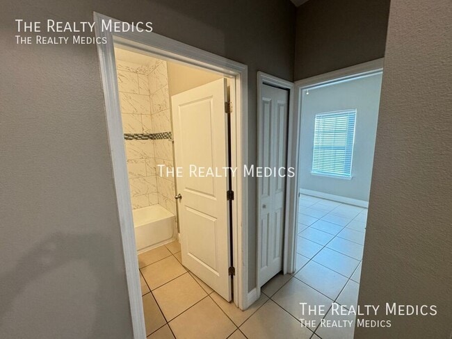 Building Photo - 765 Platypus Ct