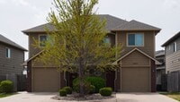 Building Photo - Renovated 3BR Townhome with Modern Finishes