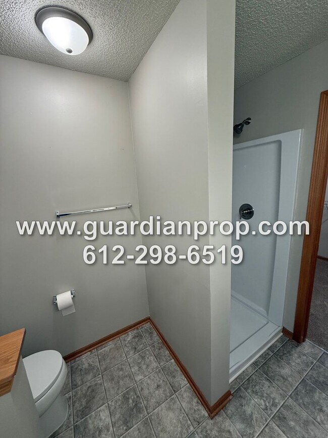 Building Photo - Townhouse in The Lakes of Blaine Available Now, New Appliances & Carpet, Bonus Room, Balcony