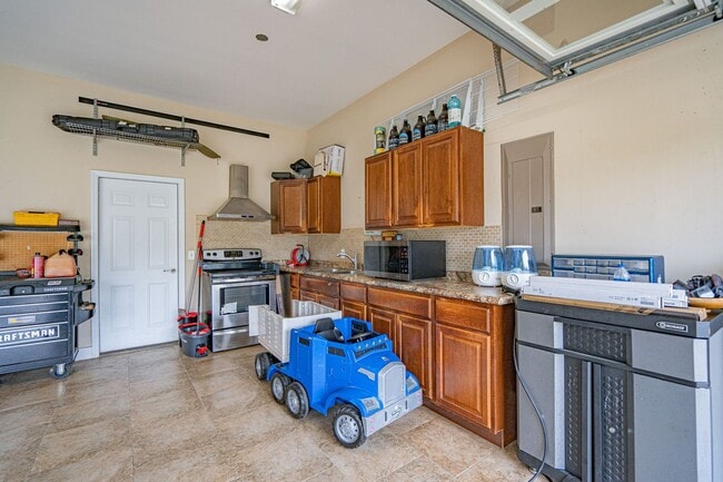 Building Photo - Forest Lakes Pooler