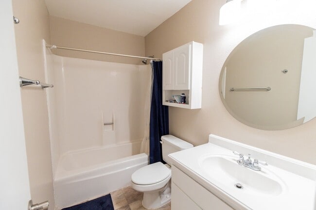 Building Photo - 6 Bedroom 3.5 Bathroom Tri-Level Home In Tempe close to ASU