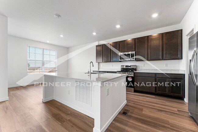 Building Photo - Charming Townhouse with Washer/Dryer and Garage