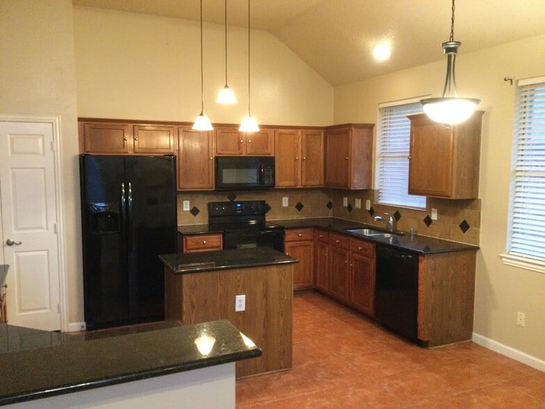 Building Photo - 2306 Valley Creek Dr