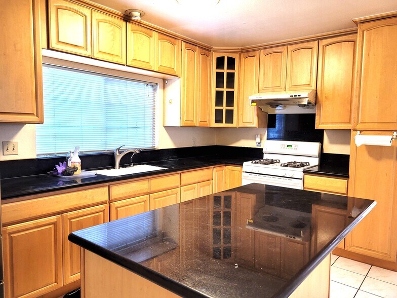 Building Photo - 331 W Bencamp St