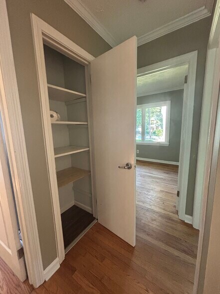 Hall & Closet - 1964 Braeburn Cir SE