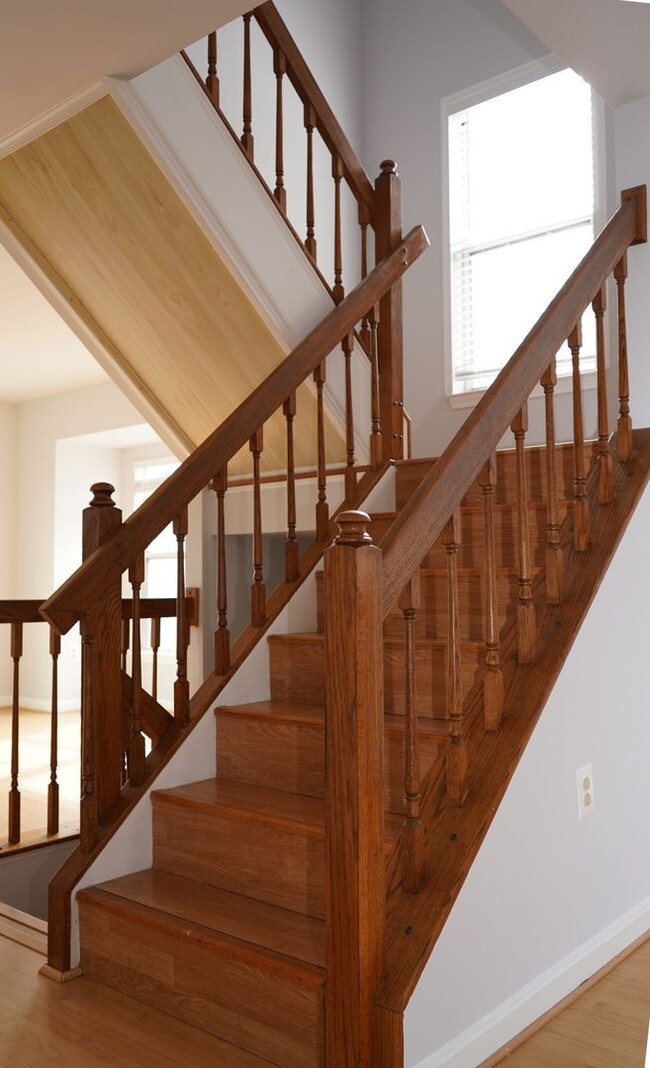 Building Photo - 4 Bedroom 3.5 Bath Townhome in Woodbridge, VA