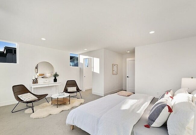 Building Photo - "Charming 3-Bedroom Gem in Seattle's Vibrant Heart - 1733 Sq. Ft. of Modern Comfort!"