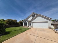 Building Photo - 4 Bedroom Home, BONUS Living Room