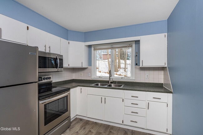 Building Photo - 7 Elgin St