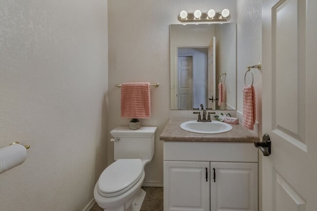 Building Photo - Must see! Spacious 3bd 2bath Ready for Imm...