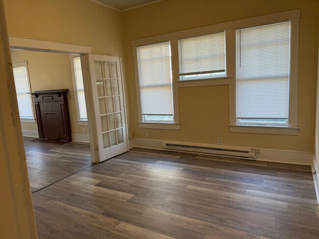 Building Photo - 557 Merrick St