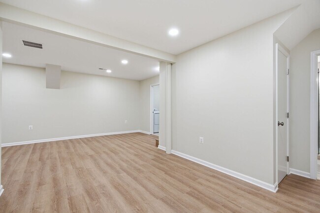 Building Photo - 18 Grandin Cir