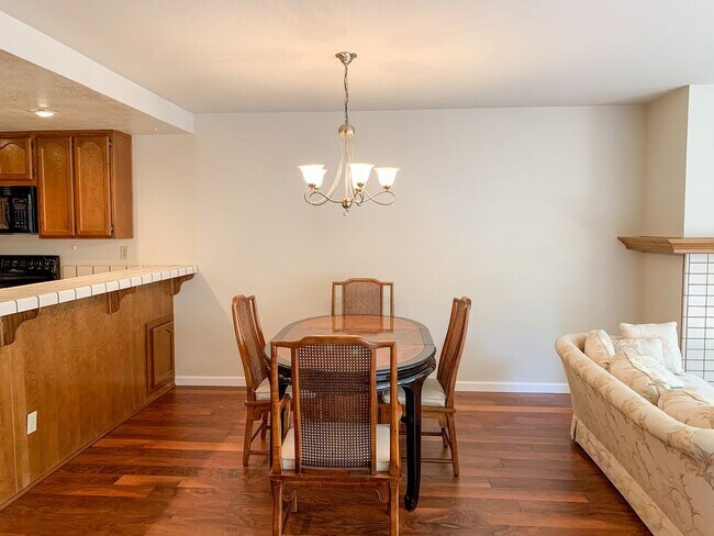 Building Photo - Lovely 2 Bedroom Hamilton Place Townhouse