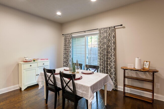 Building Photo - 704 Red Cedar Ct