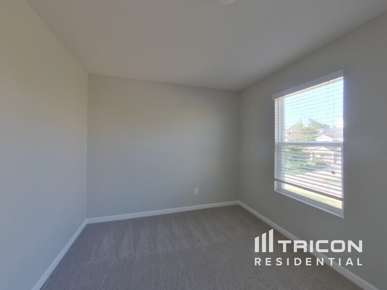 Building Photo - 2245 Bee Hive Dr
