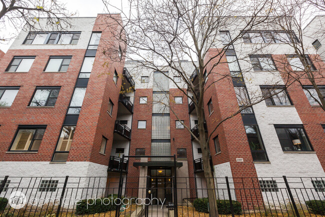 Primary Photo - Absolutely beautiful 2 bed 2 bath condo w....