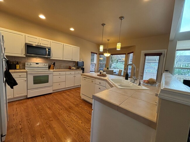 Building Photo - Meticulsly Maintained 5 Bedroom, 4 Bathroom Home