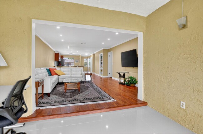 Building Photo - 9268 Vista Del Lago