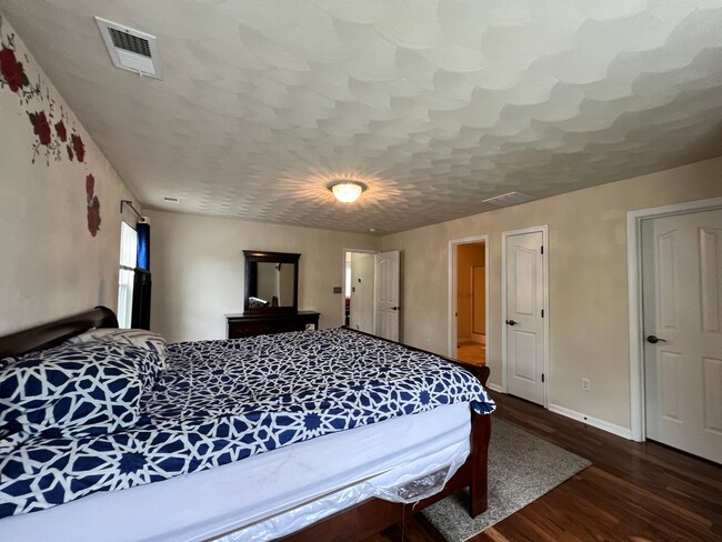 Building Photo - 3 bedroom home in sought after Whitaker Pl...