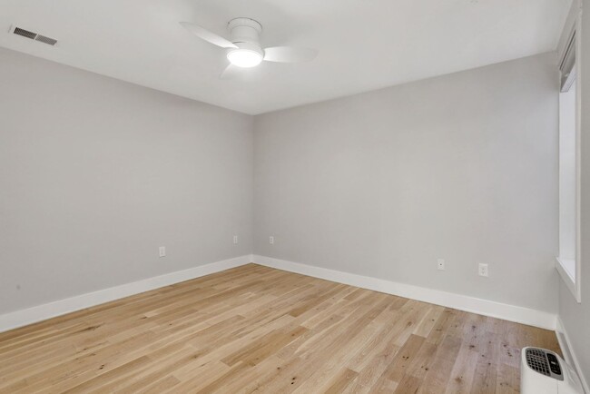 Building Photo - 1 Bedroom + Den/Office! 1 month free for l...