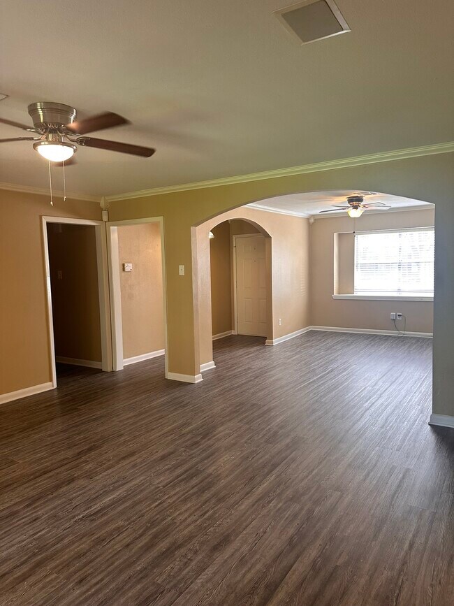 Building Photo - 5830 Effingham Dr