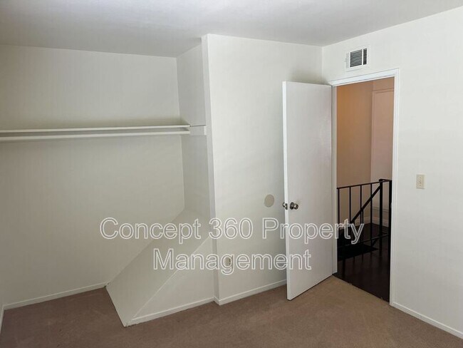 Building Photo - 13525 3/4-13524 Village Dr