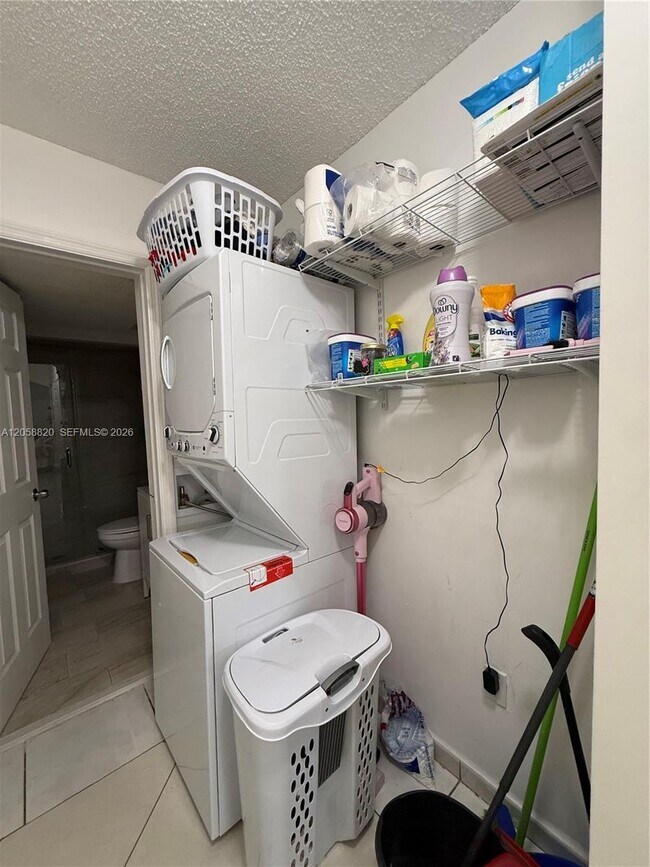 Building Photo - 9940 SW 146th Ct