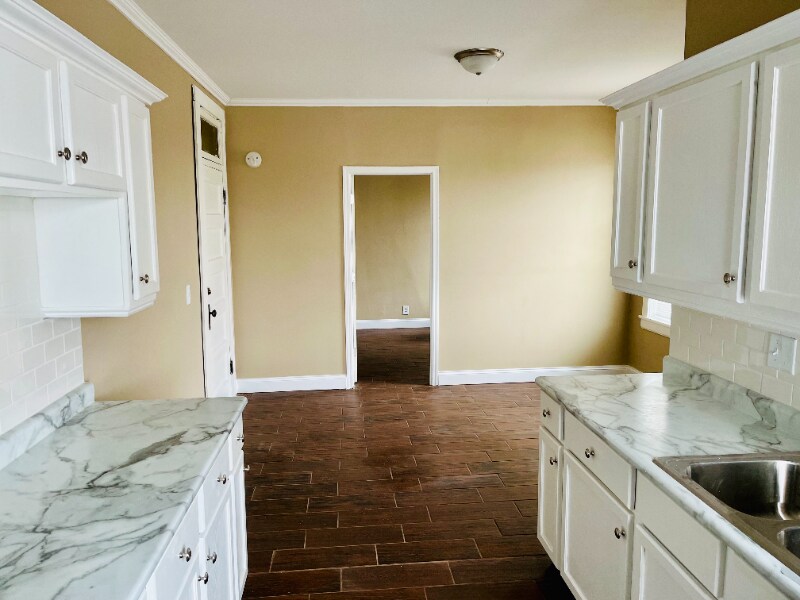 Building Photo - 107 S Knowles Ave