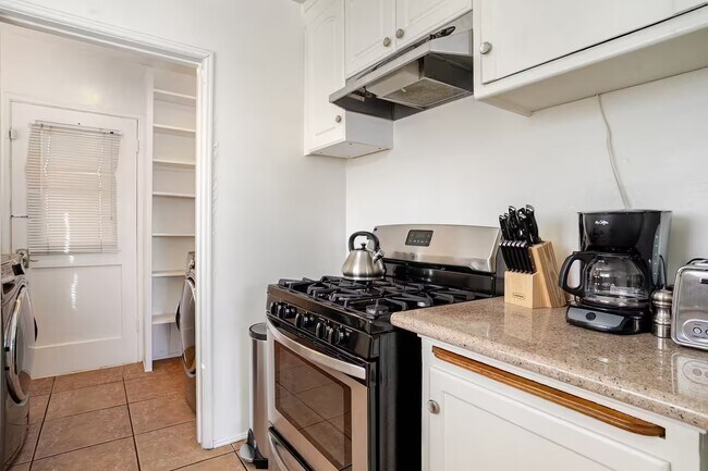 Building Photo - 2302 Loy Ln