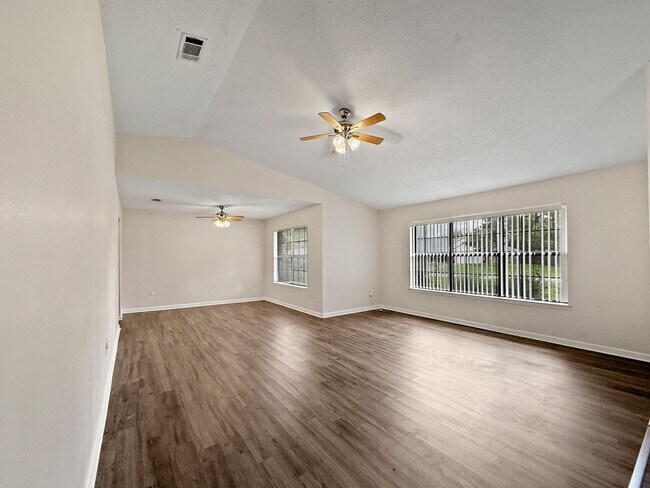 Building Photo - Charming Navarre Home with Hardwood Floors...