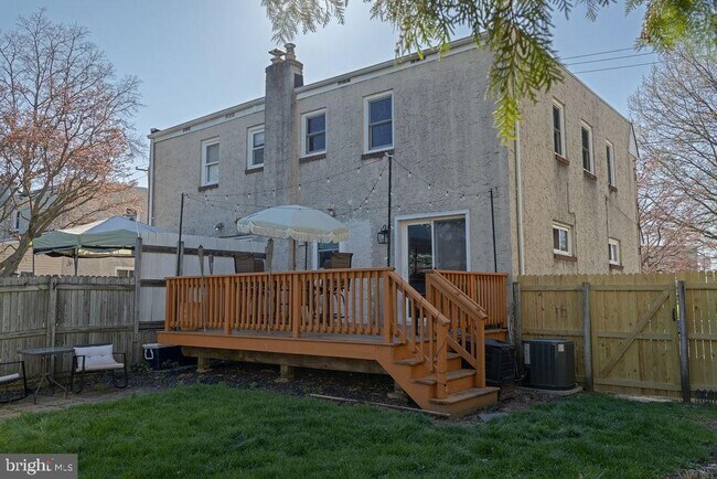 Building Photo - 203 E Rosedale Ave