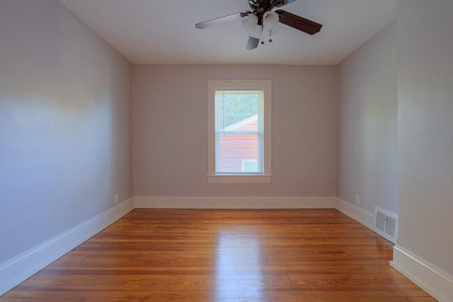 Building Photo - Grandin Court Foursquare convenient to SW City & SW Co!