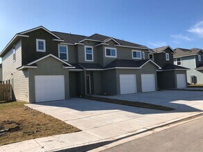 Building Photo - Town home for rent