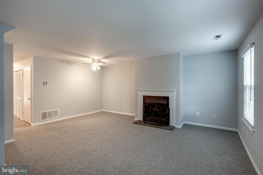 Building Photo - 1002 Huntingdon Mews