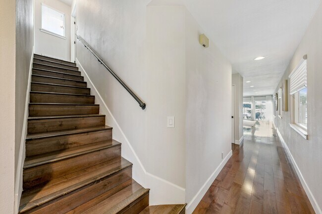 Building Photo - 464 Christie Dr