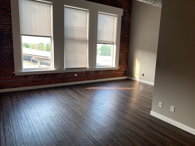 Building Photo - 1534 River Dr