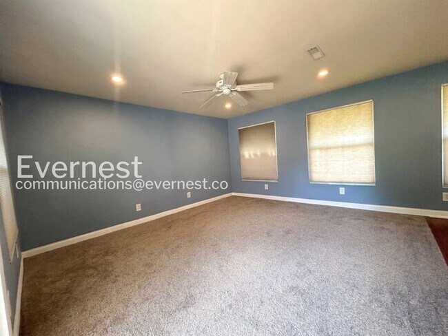 Building Photo - 2 Bed, 1.5 Bath Home with Attached Garage / Available Now!