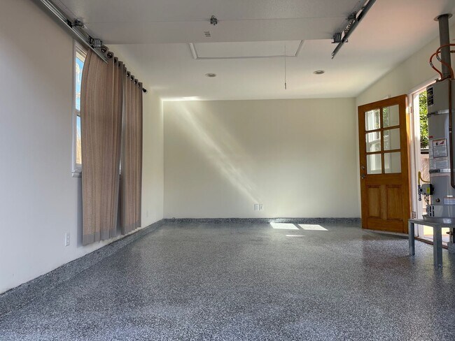 Building Photo - Renovated East Mesa Home 2 Doors From Shor...