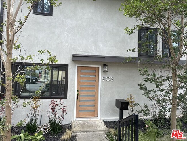 Building Photo - 903 S Barrington Ave