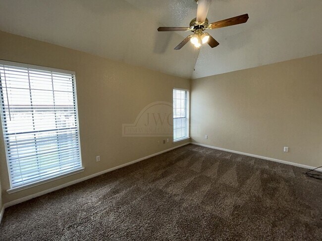 Building Photo - 405 Diana Ln