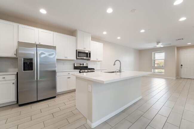 Building Photo - 3 Bedroom Townhome for Rent in Cadence Henderson | Solar Home | Master-Planned Community Near Las...